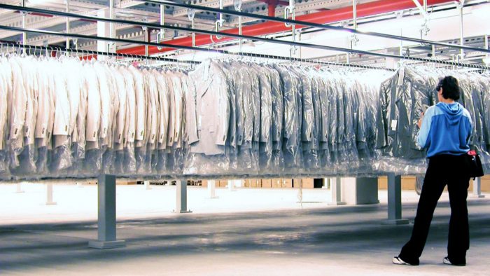 convoyeur aériens pour vêtements avec système à profil de glissement