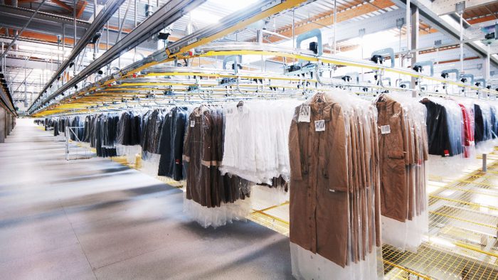 convoyeur aérien pour vêtements avec système de trolleys