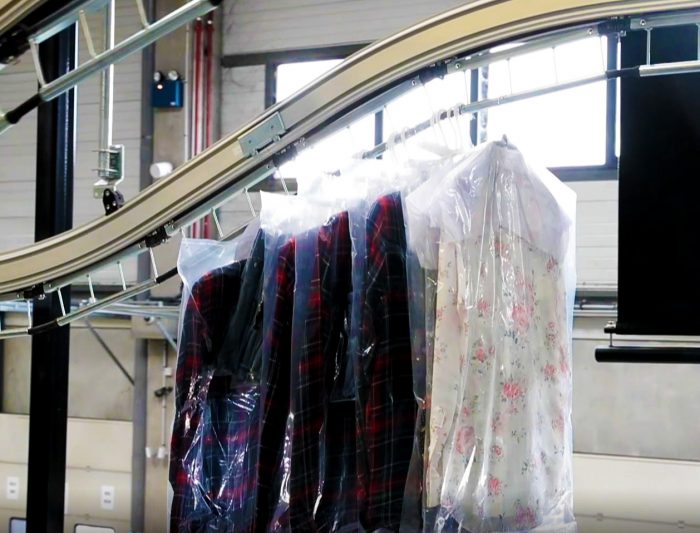 convoyeur aérien pour vêtements avec système à cases