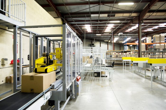 Expédition et étiquetage dans un centre logistique avec une ligne de colisage CMC-France