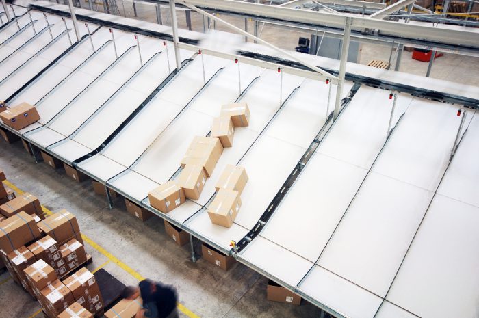 Convoyeur de colis à rouleaux et à bandes pour centre logistique à but de réception et production améliorée, solution sur-mesure CMC-France