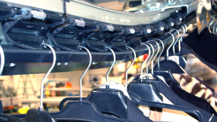 convoyeur aérien pour vêtements avec système à crochets