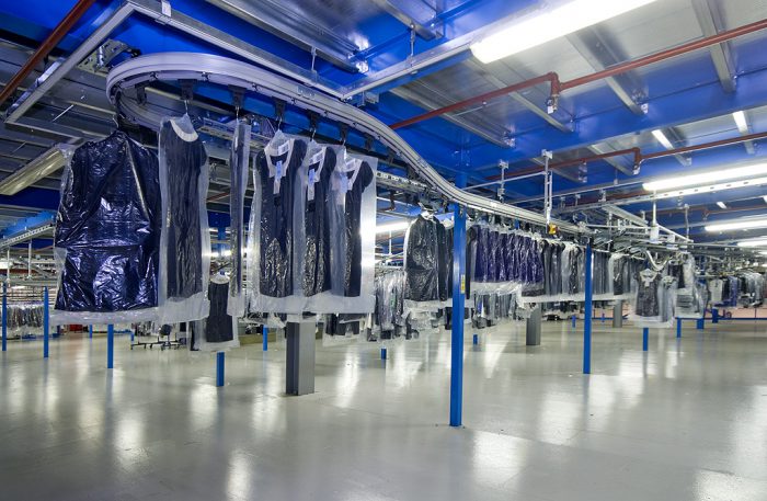 convoyeur aérien pour vêtements et tri d'articles suspendus